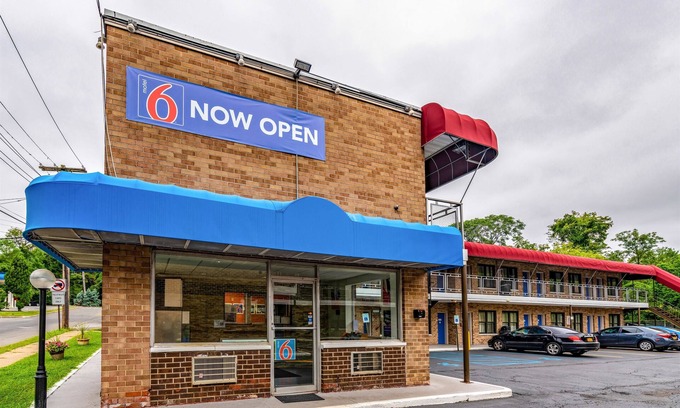 Elmsford Hotel | Motel 6 Elmsford, NY - White Plains