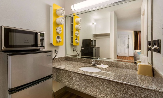 Freeport Hotel | Motel 6 Freeport, TX