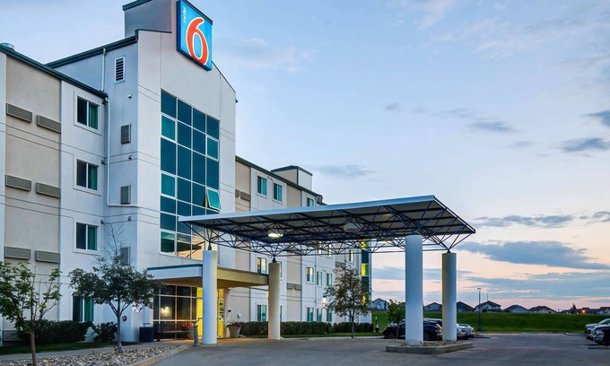 Clairmont Hotel | Motel 6 Grande Prairie, AB