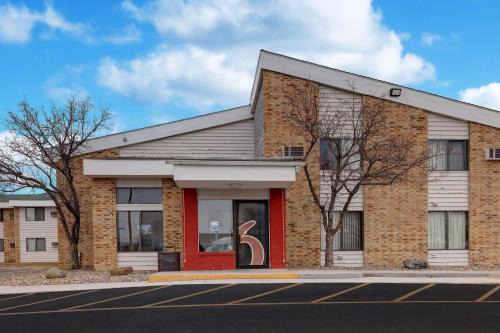 Lakeville Hotel | Motel 6-Lakeville, MN - South - Lakeville