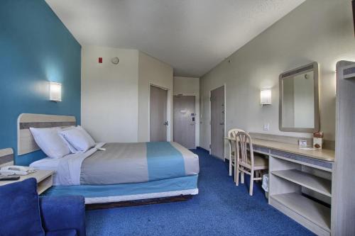Westminster Hotel | Motel 6-London, ON - Ontario