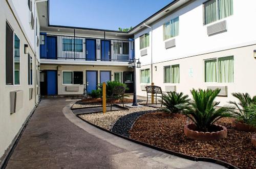 Modesto Hotel | Motel 6-Modesto, CA - Downtown