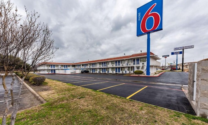 North Richland Hills Hotel | Motel 6-North Richland Hills, TX