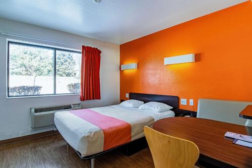 Palatine Hotel | Motel 6-Palatine, IL - Chicago Northwest