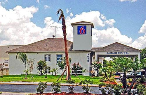 Pasadena Hotel | Motel 6-Pasadena, TX