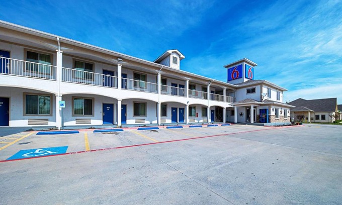 Rhome Hotel | Motel 6-Rhome, TX