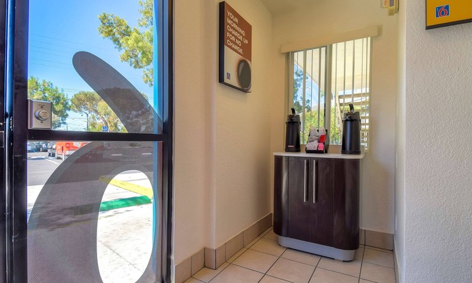 Clairemont Mesa East Hotel | Motel 6 San Diego, CA - North