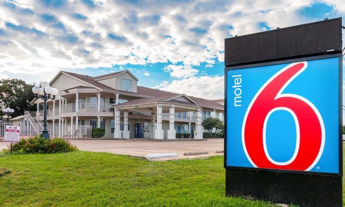 Waxahachie Hotel | Motel 6-Waxahachie, TX