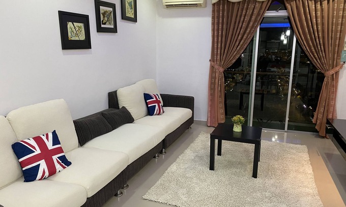 Taman Mount Austin Apartment | MOUNT AUSTIN COMFY LAKE VIEW 5-10 PAX NEAR TOPPEN IKEA AEON WATERPARK