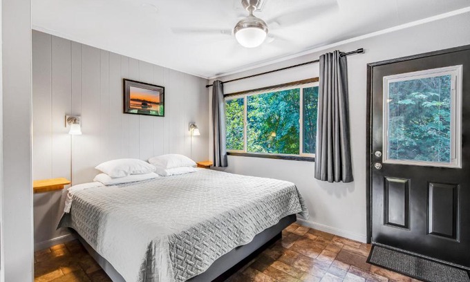 Quilcene House | Mount Olympus Suite, Room 9 at Mount Walker Inn