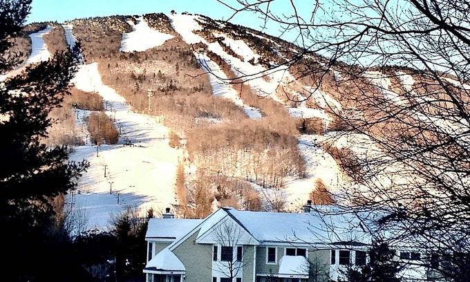 West Dover House | MOUNT SNOW GREENSPRING large 4BR 4BA townhome free winter resort shuttle. AC.
