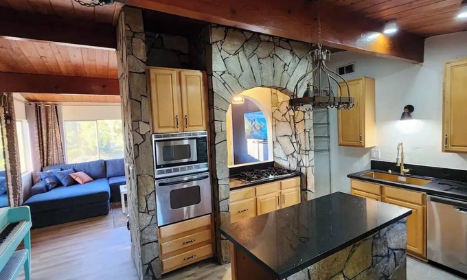 Alpine Cabin | Mounta View,2Casinos,Walk2Eat, Centrally located