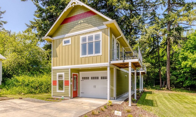 Stevenson House | Mountain and river-view home + studio with fireplace, grills, outdoor areas