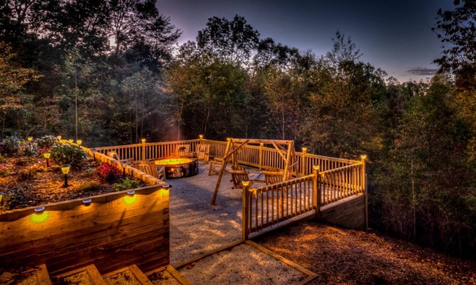 Blue Ridge Cabin | Mountain Bear Lodge - Cozy, Quaint Blue Ridge Mountain Cabin!