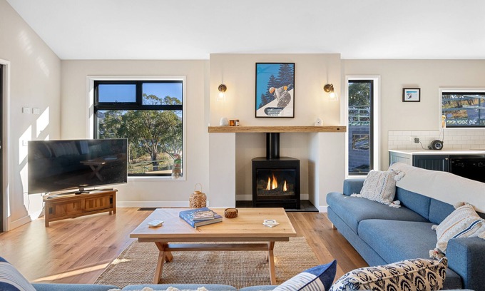 East Jindabyne House | Mountain bike in & out, off Rainbow drive, on lake
