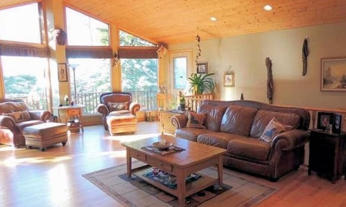 Jasper East House | Mountain Chalet | PRIVATE Pool & Hot Tub | 2-min DRIVE to Jasper National Park