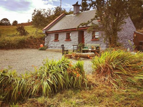Cornamona House | Mountain Cottage with Barn Sauna, Clonbur, Galway