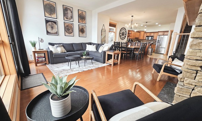 East Kootenay House | ⭐️Mountain Escape Ski In/Ski Out, 4 Bdrm/Private hot tub⭐️