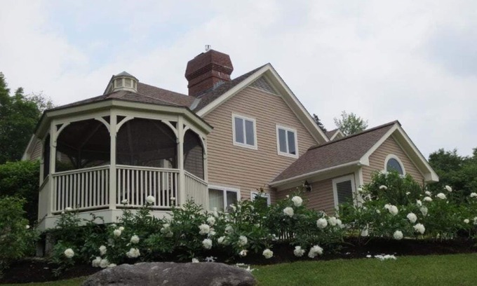 Stowe Area House | Mountain Falls: 5 br, fireplace, a/c, game room, hot tub!