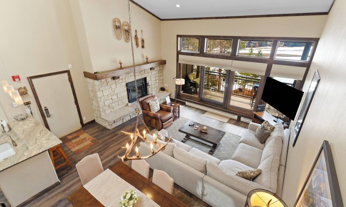 Keystone Condo | Mountain & Golf Course Views, & Minutes to Ski Lifts! PET FRIENDLY!