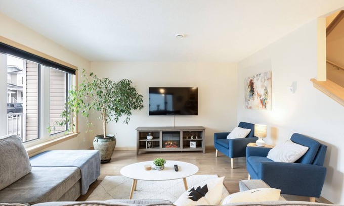 Whitehorse House | Mountain Haus w/HOT TUB & large backyard w/firepit. Only 7 mins to downtown