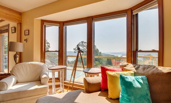 Clarkridge House | Mountain Home Retreat w/Balcony & Lake Views!