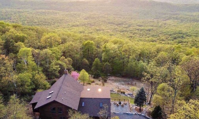 Kabletown Cabin | Mountain Luxury - Hot Tub, Amazing Views & More!