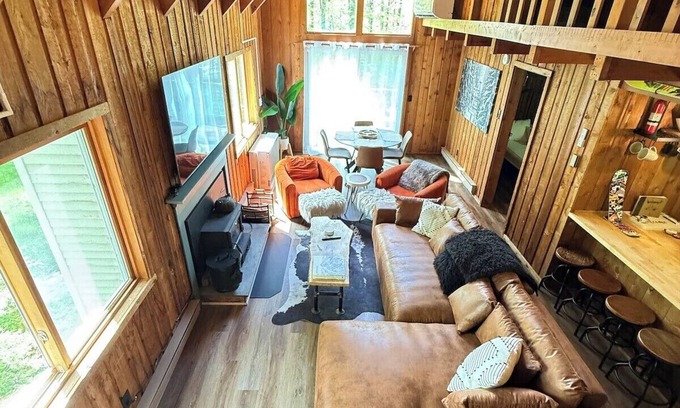 Wilmington House | Mountain Paradise 4BR Hot Tub Pool 10min Mt Snow