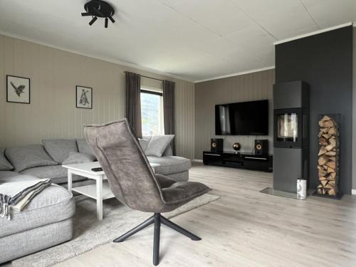 Sørvagen House | Mountain Peak Retreat