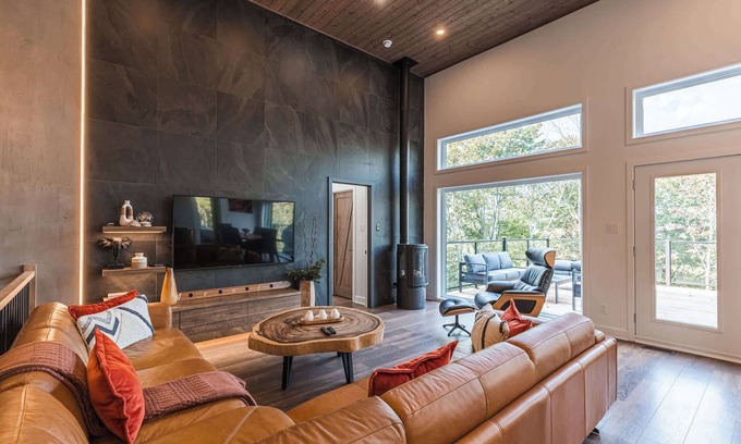 La Conception Ski Chalet | Mountain Retreat w/Sauna, Hot Tub & Scenic Escape
