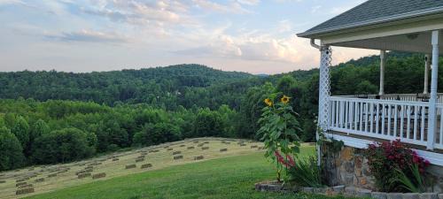 Lenoir Villa | Mountain Retreat house to Relax and Enjoy