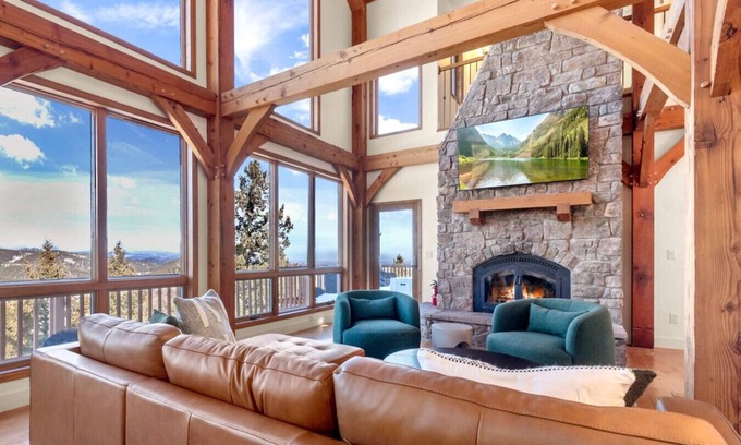 Pleasant Park Corridor House | Mountain Retreat I Sleeps 10 I Pool Table I Arcade