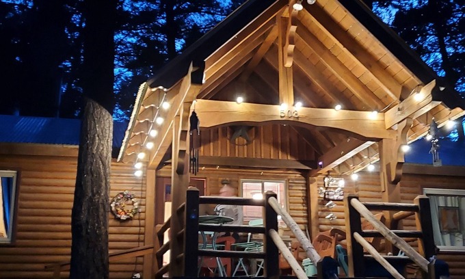 Cloudcroft Cabin | Mountain skiing hiking, hunting 2 B&B, stocked kitchen, 3TVs, front & back deck