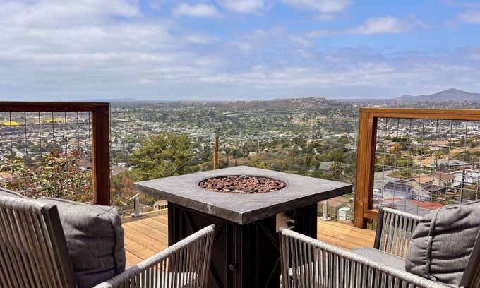 La Presa House | Mountain Top 4 Bdrm Home Along Nature Reserve with Spectacular Views, AC & WiFi