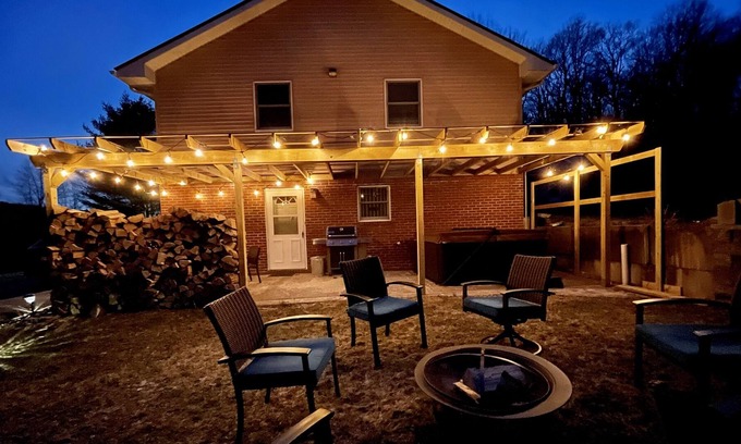 Ellenville House | Mountain Top Escape: 5 Bedroom Retreat, Private Hot Tub, 15 Acres, KING bed