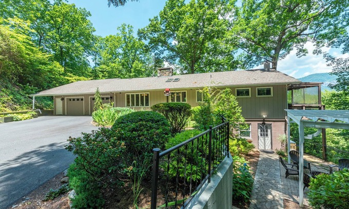 Lake Lure House | Mountain Top Lodge by the Lake *Hot Tub *Firepit *Game Room