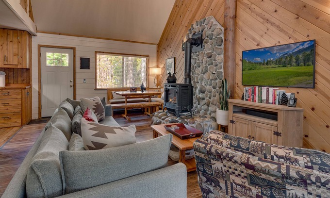 Tahoma Cabin | Mountain Treasure: 2 BR, 2 BA in Tahoma, Sleeps 6