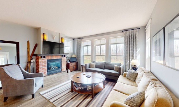 The Blue Mountains Condo | Mountain-view ski condo in great locale with fireplace & community amenities