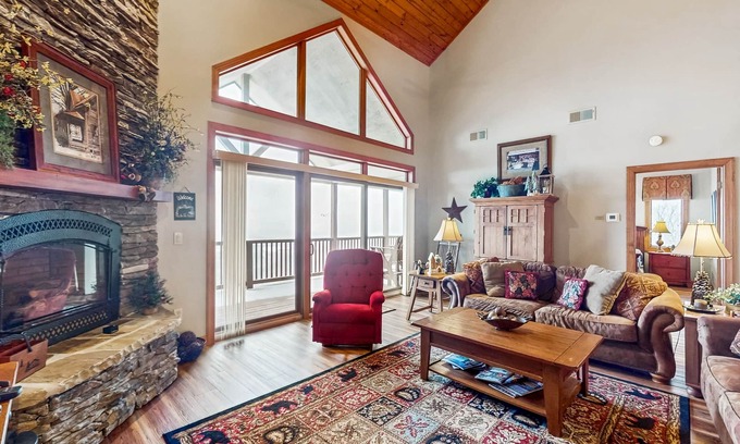 Sugar Mountain Condo | Mountain view condominium w/private deck and vaulted ceilings