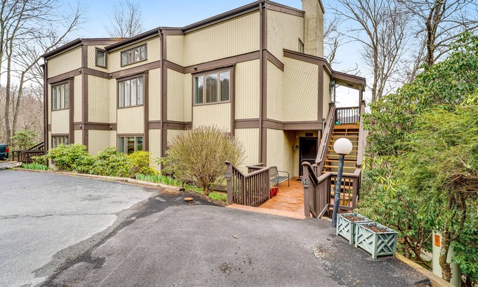 Sugar Mountain Condo | Mountain view condo with deck, gas fireplace, WiFi, W/D, & central AC