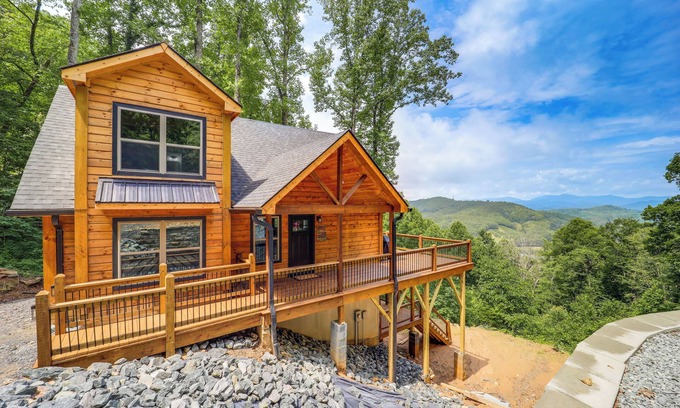 Fleetwood Cabin | Mountain-View Fleetwood Retreat w/Deck & Grill