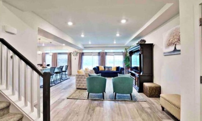 Aurora House | Mountain View house with, Jacuzzi, 5 beds 3.5 bath near Airport