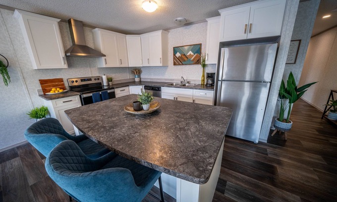 East Kootenay House | Mountain Views | Air Con | Garage | Large Deck | Nearby Trails | Parking