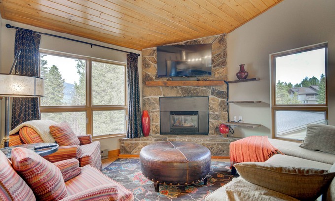 Big Sky Condo | MOUNTAIN VIEWS, HOT TUB & SAUNA! Cozy fireplace, minutes from the slopes!