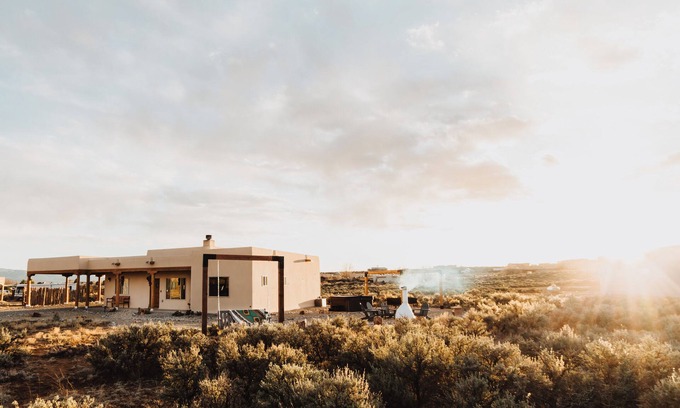 El Prado House | Mountain Views, Rave Reviews, Hot Tub, Kiva Fireplace, Outdoor Cone Firepit