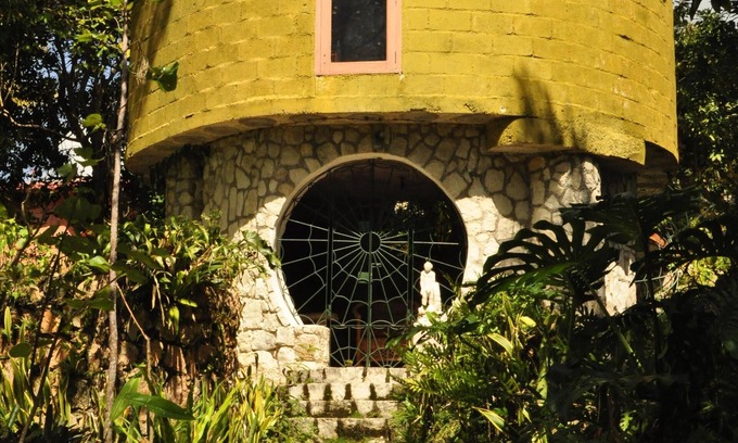 Caledonia Villa | Mountambrin TheaterGallery ~ A Villa & Artist Retreat