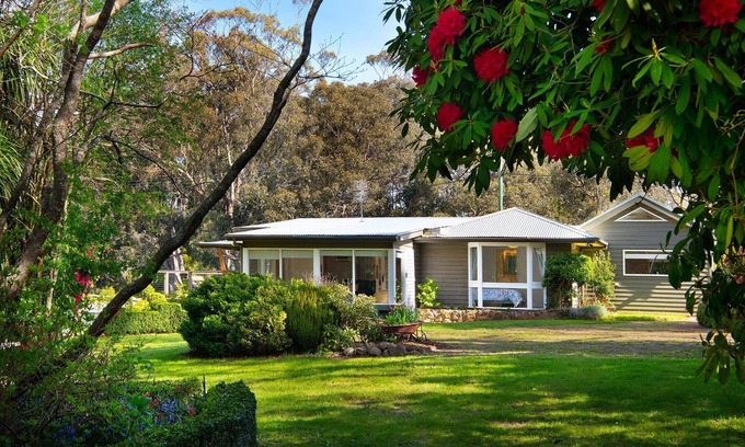 Trentham House | Moutan - stunning garden - pet friendly - free wifi - walking distance to town
