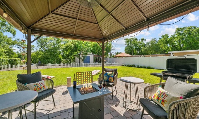Forest City House | Movie Night Bar~Fire Pit~Hammocks~Games~Renovated