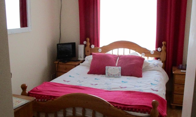 Moville Apartment | Moville Centre Apartment 2 bedroom cosy with parking