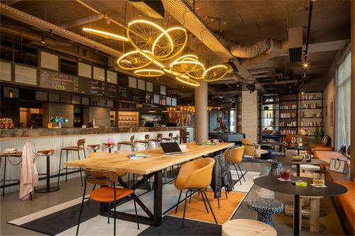 Clamart Hotel | Moxy Paris Clamart